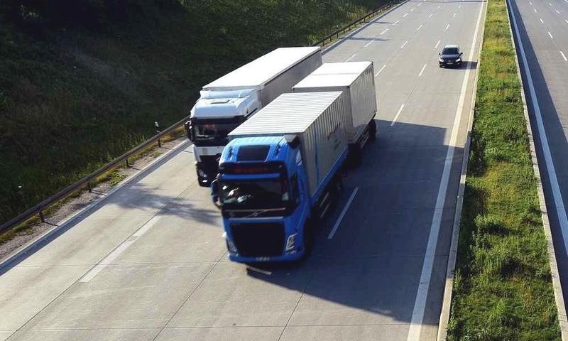 Ciężarówka na autostradzie – ile może jechać? Limity i wyjątki