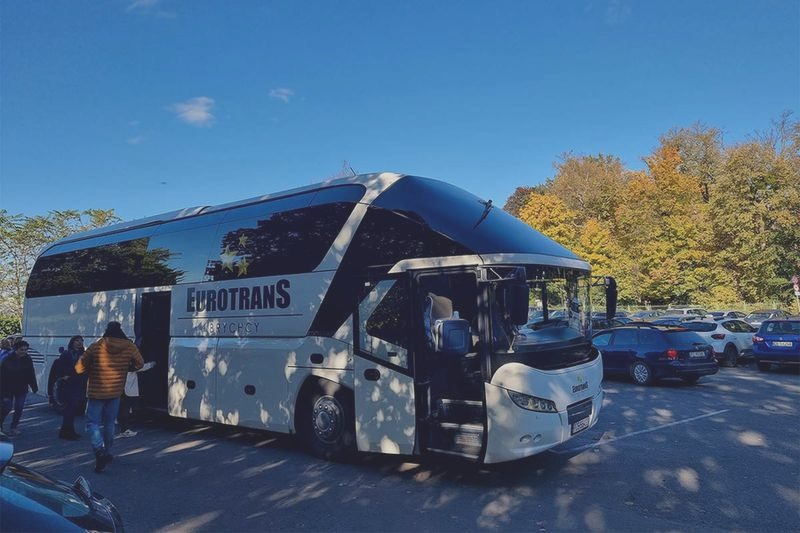 Czym różni się autobus od autokaru? Najważniejsze różnice w praktyce