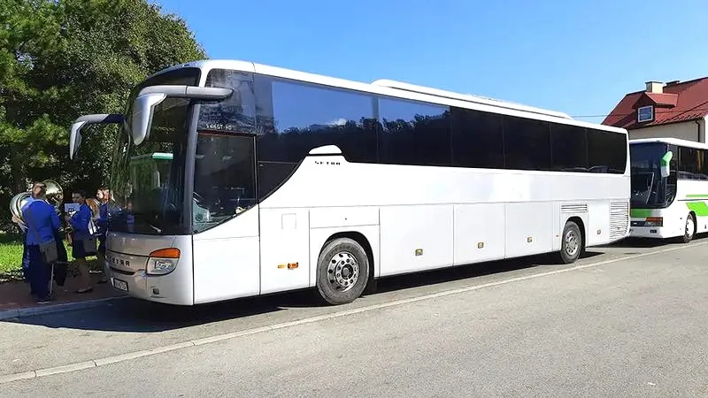 Ile kosztuje wynajem autokaru z kierowcą? Realne stawki i cennik