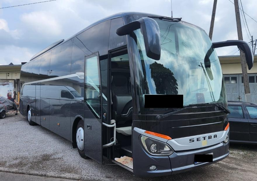 Ile waży autokar turystyczny? Od czego zależy masa i bezpieczeństwo podróży