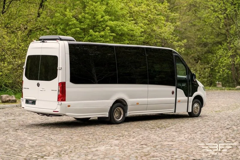 Jakie prawo jazdy na 11-osobowego busa? Kiedy wystarczy kategoria B