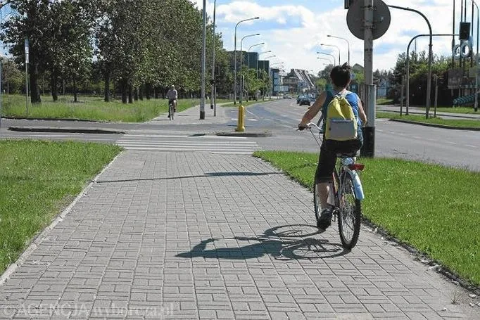 Kiedy można jechać rowerem po chodniku? Zasady i wysokość mandatu