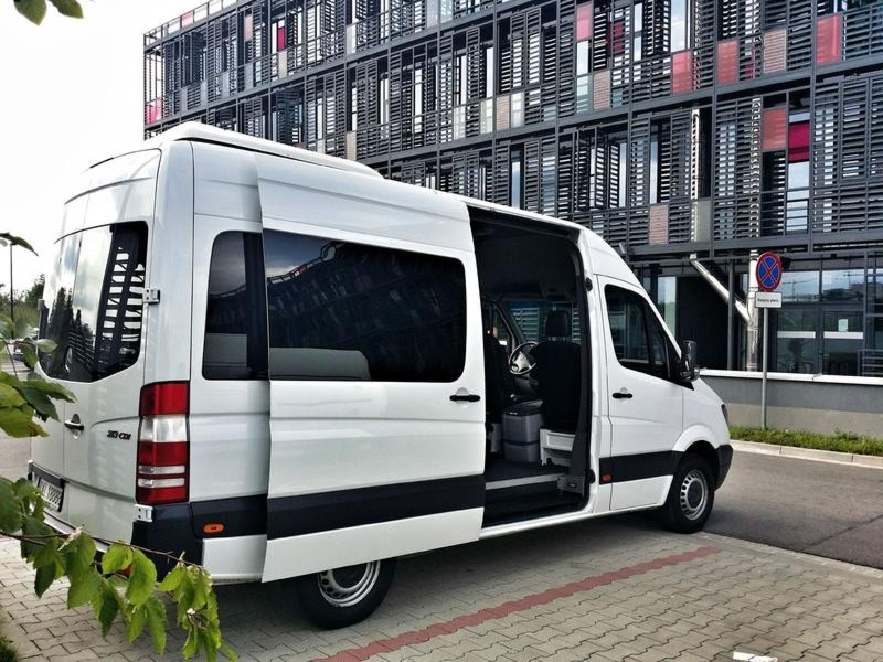 Wynajem busa dla firmy krok po kroku – koszty, formalności i wybór auta