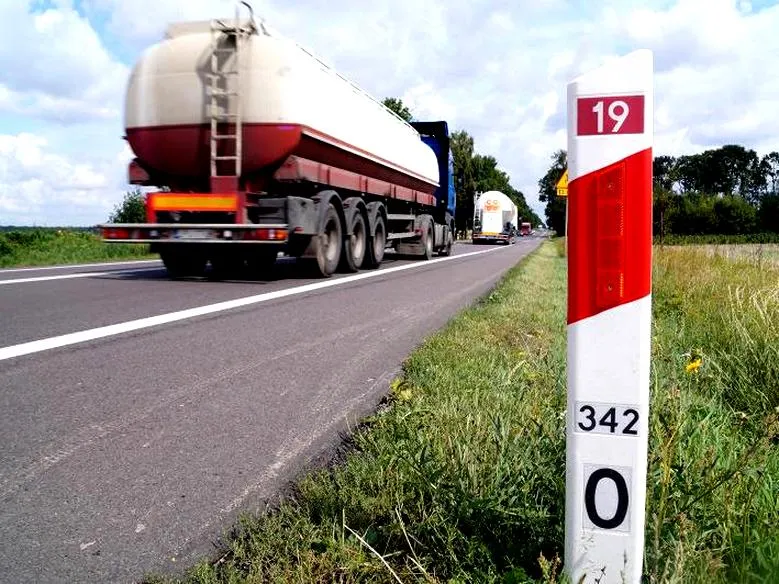 Słupki na autostradzie